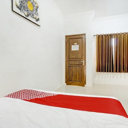 Super Oyo 3702 Homestay Bougenville Syariah Lamongan Esterno foto