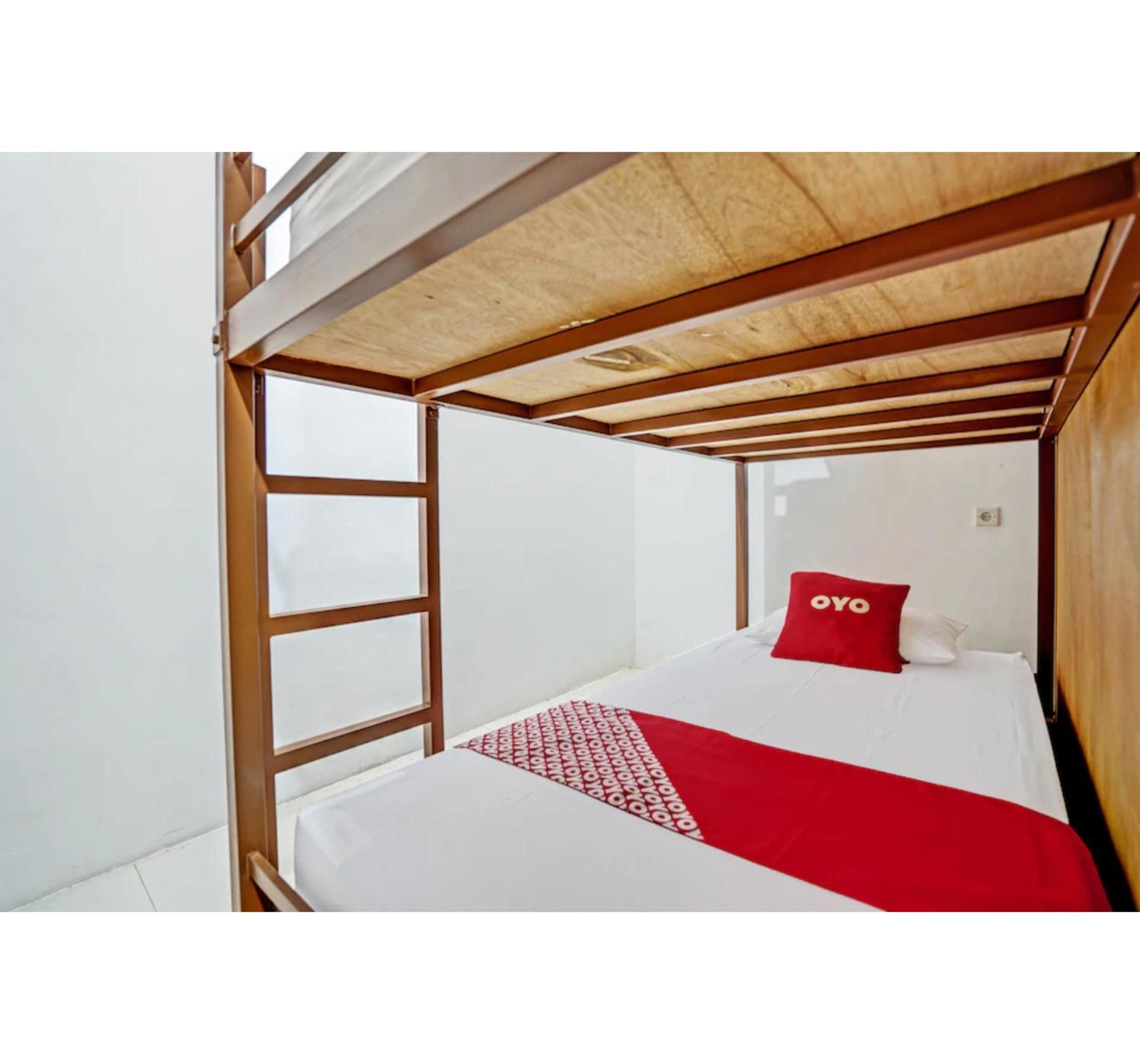 Super Oyo 3702 Homestay Bougenville Syariah Lamongan Esterno foto