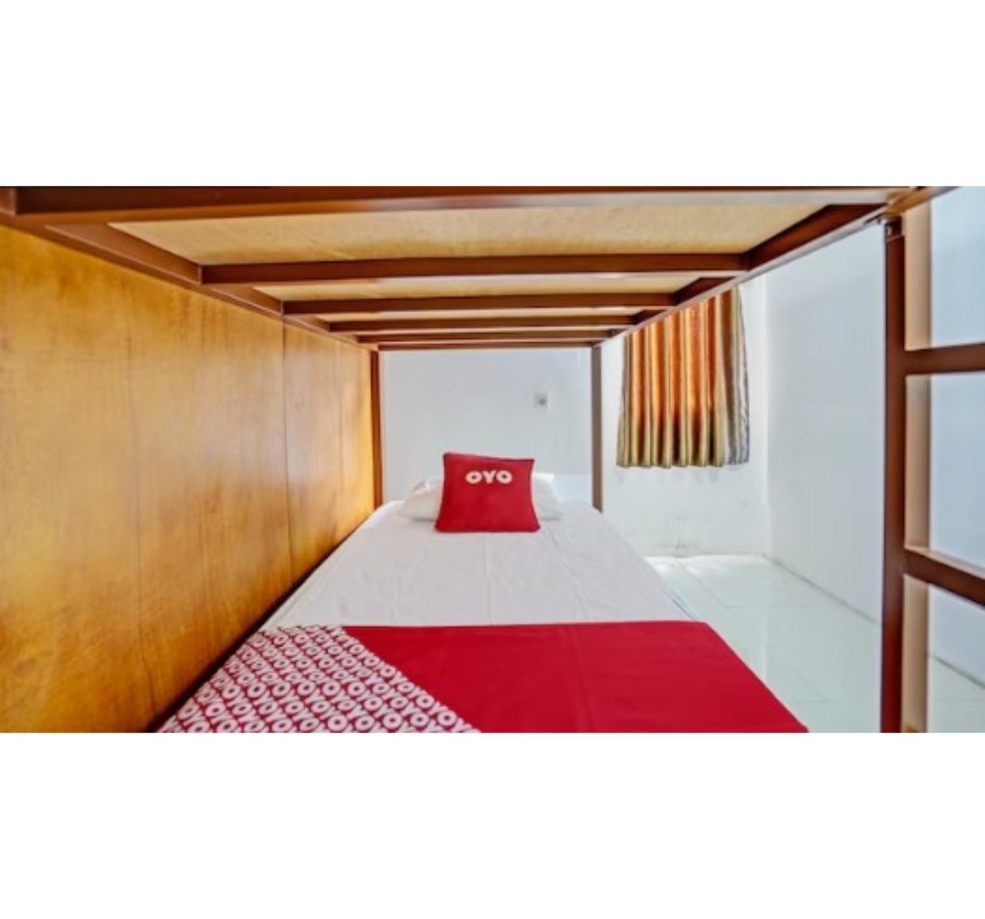 Super Oyo 3702 Homestay Bougenville Syariah Lamongan Esterno foto