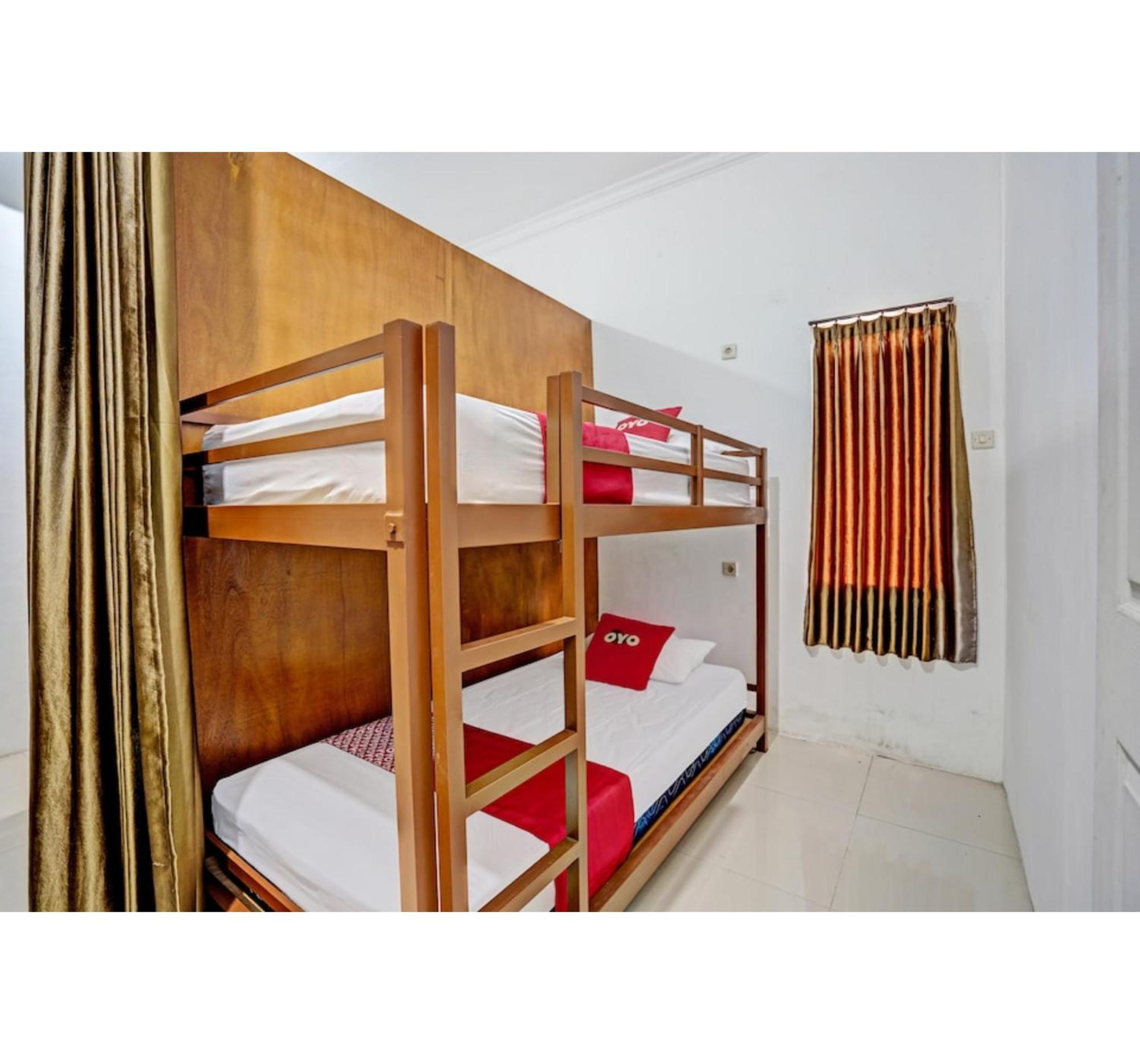 Super Oyo 3702 Homestay Bougenville Syariah Lamongan Esterno foto