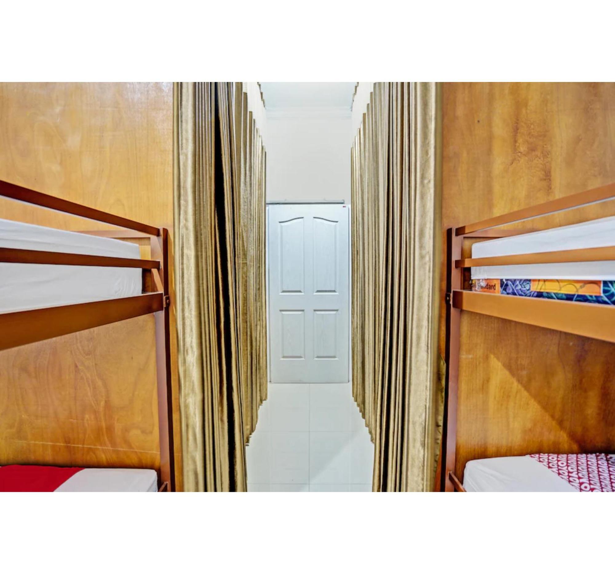 Super Oyo 3702 Homestay Bougenville Syariah Lamongan Esterno foto