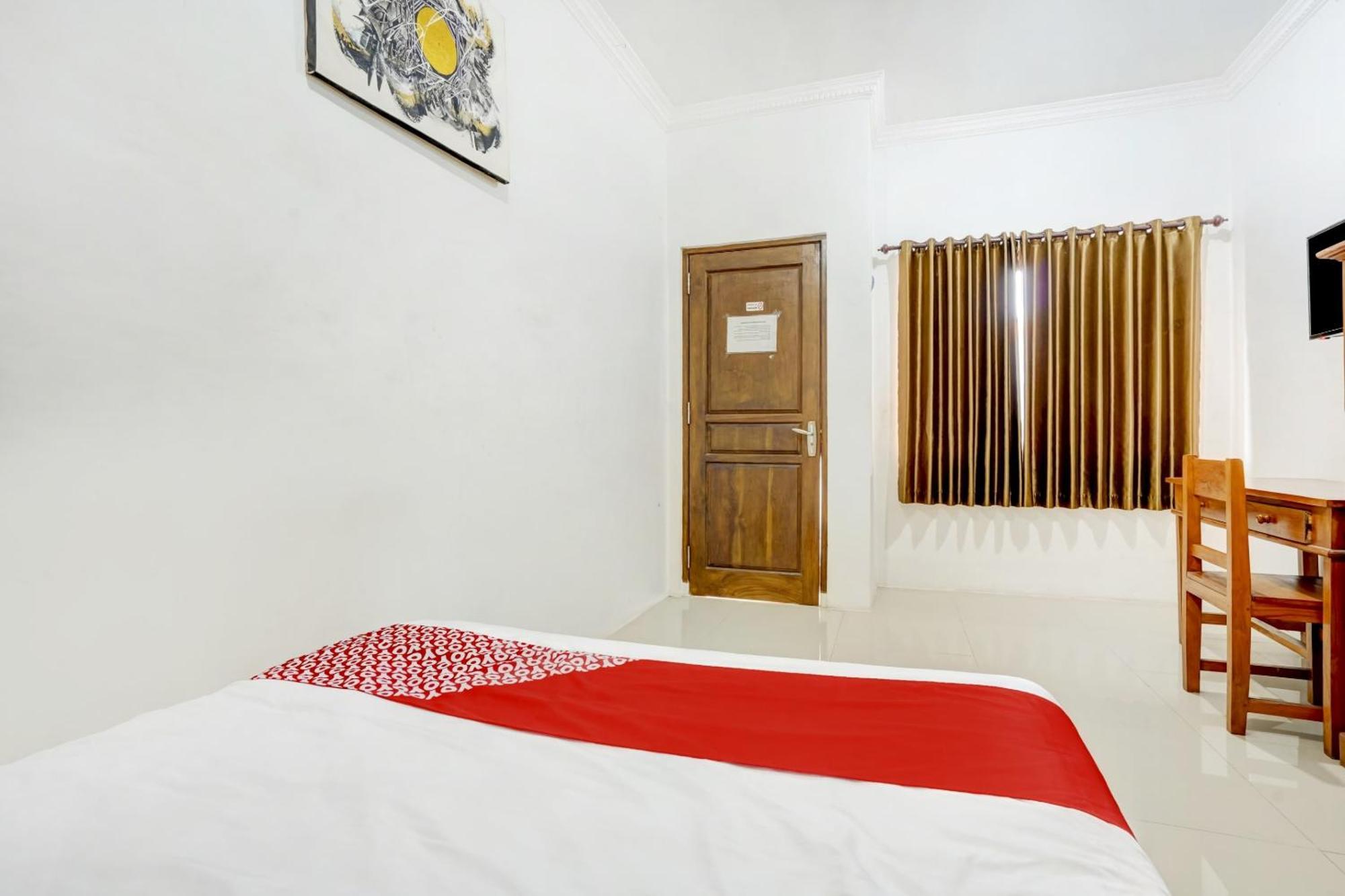 Super Oyo 3702 Homestay Bougenville Syariah Lamongan Esterno foto