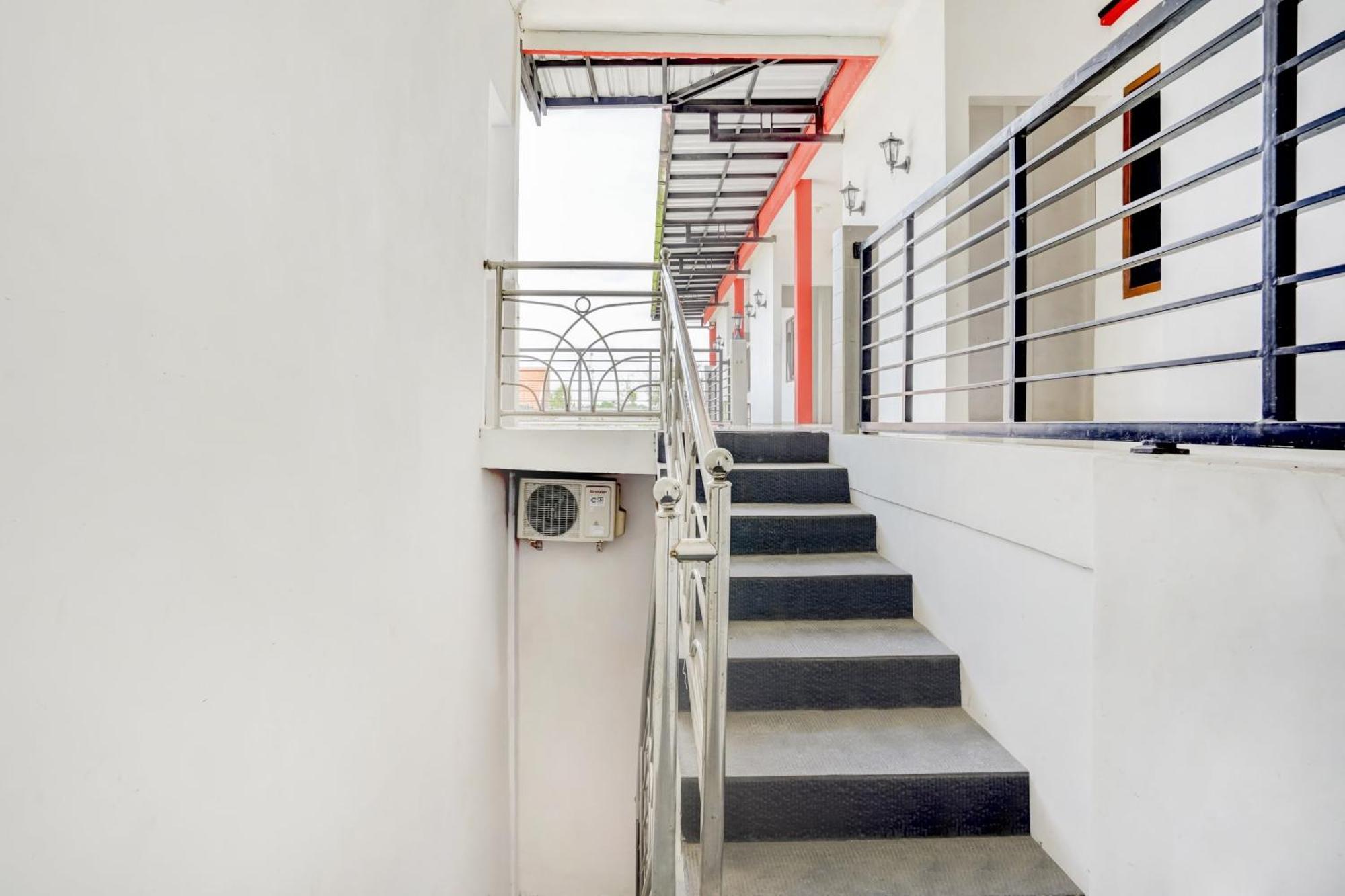 Super Oyo 3702 Homestay Bougenville Syariah Lamongan Esterno foto