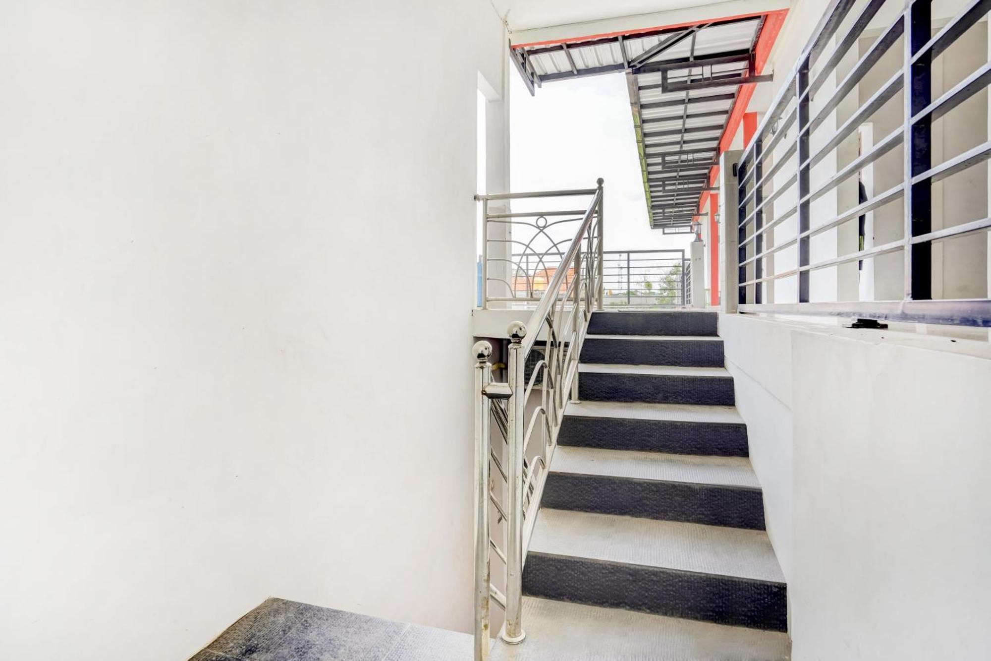 Super Oyo 3702 Homestay Bougenville Syariah Lamongan Esterno foto