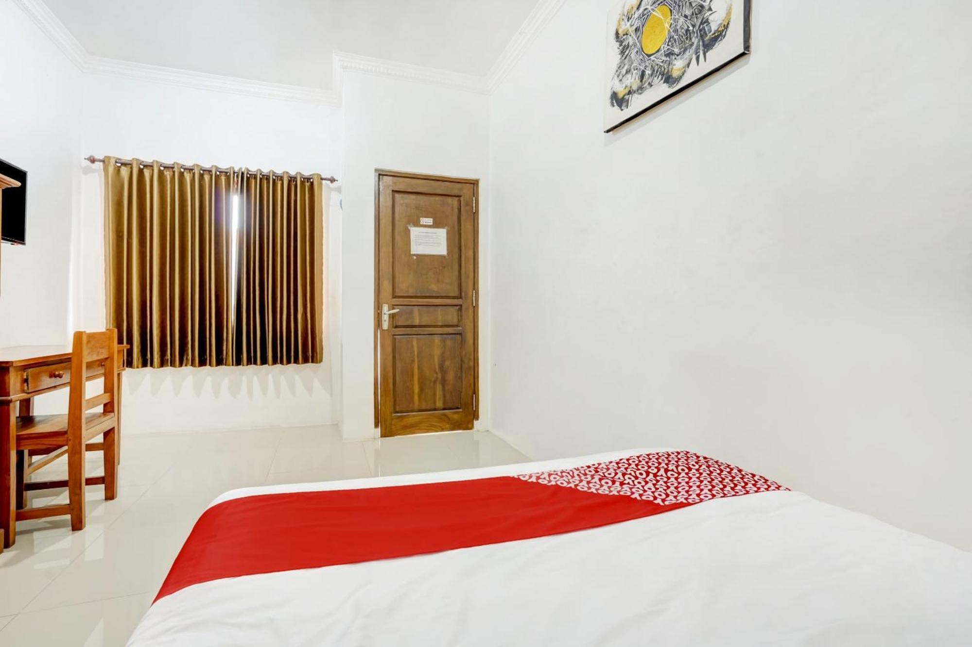 Super Oyo 3702 Homestay Bougenville Syariah Lamongan Esterno foto