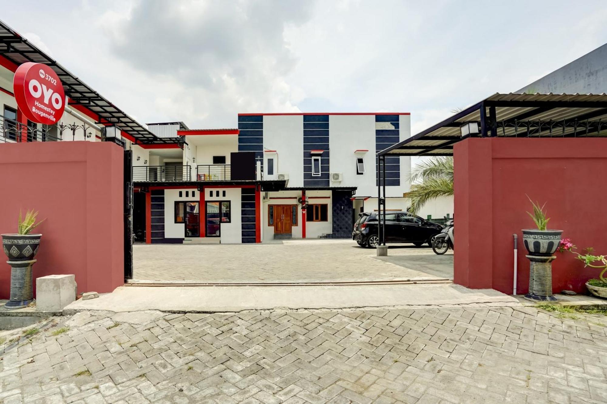 Super Oyo 3702 Homestay Bougenville Syariah Lamongan Esterno foto