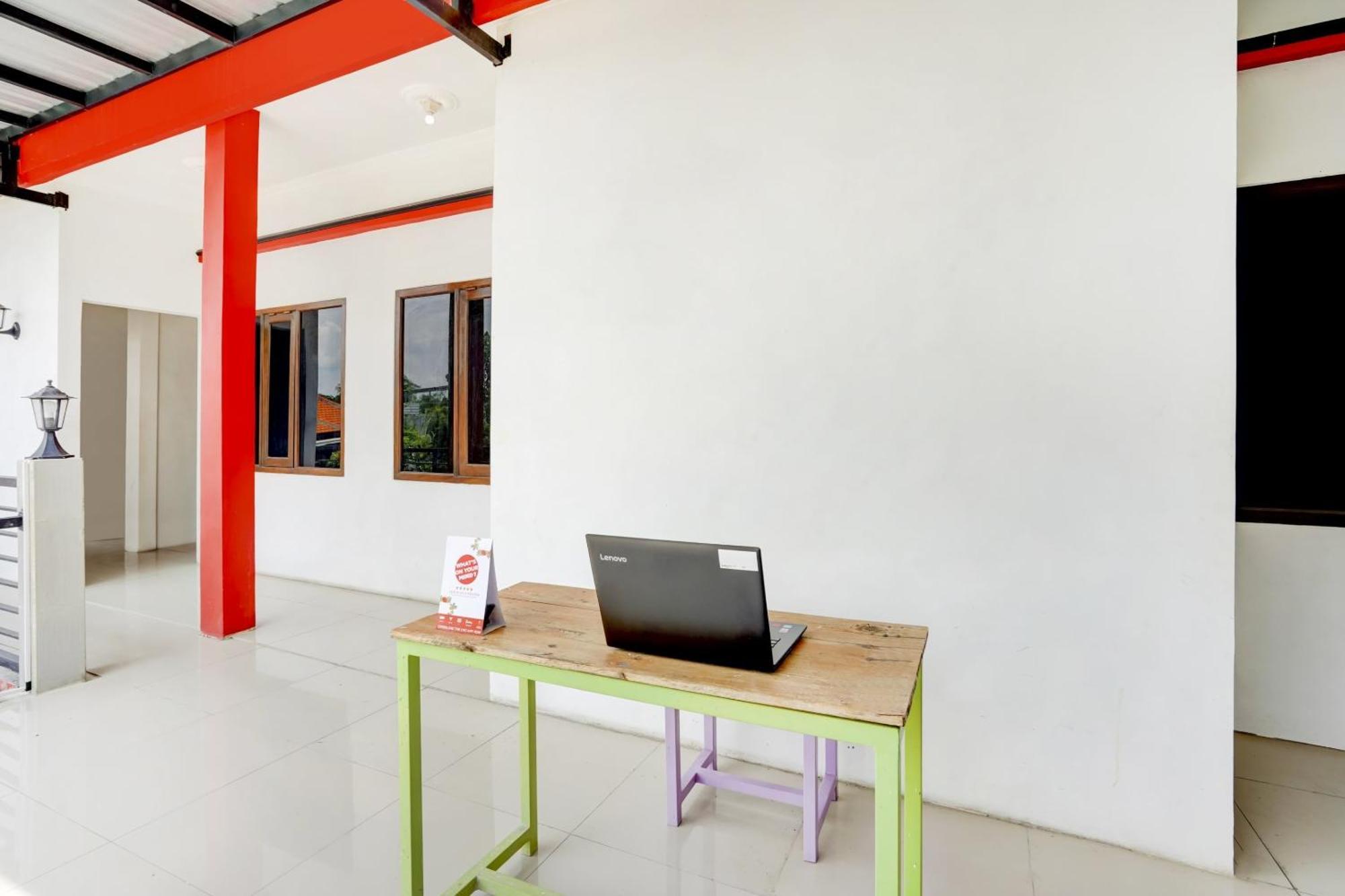 Super Oyo 3702 Homestay Bougenville Syariah Lamongan Esterno foto