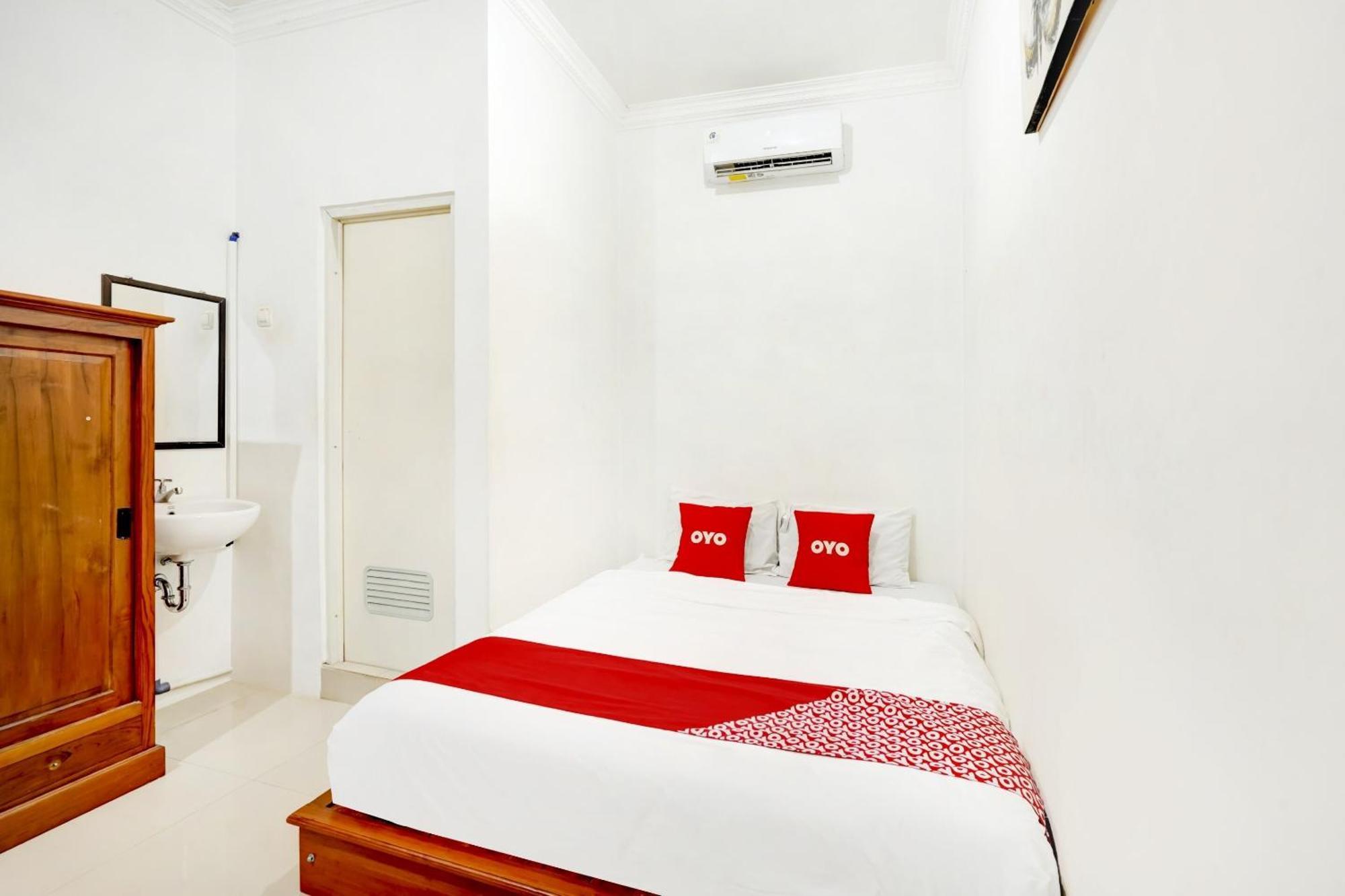 Super Oyo 3702 Homestay Bougenville Syariah Lamongan Esterno foto