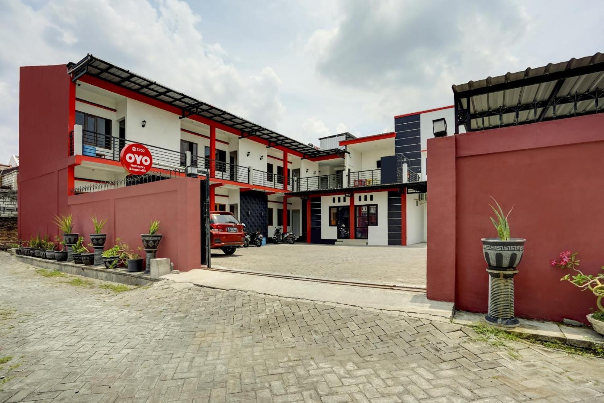 Super Oyo 3702 Homestay Bougenville Syariah Lamongan Esterno foto