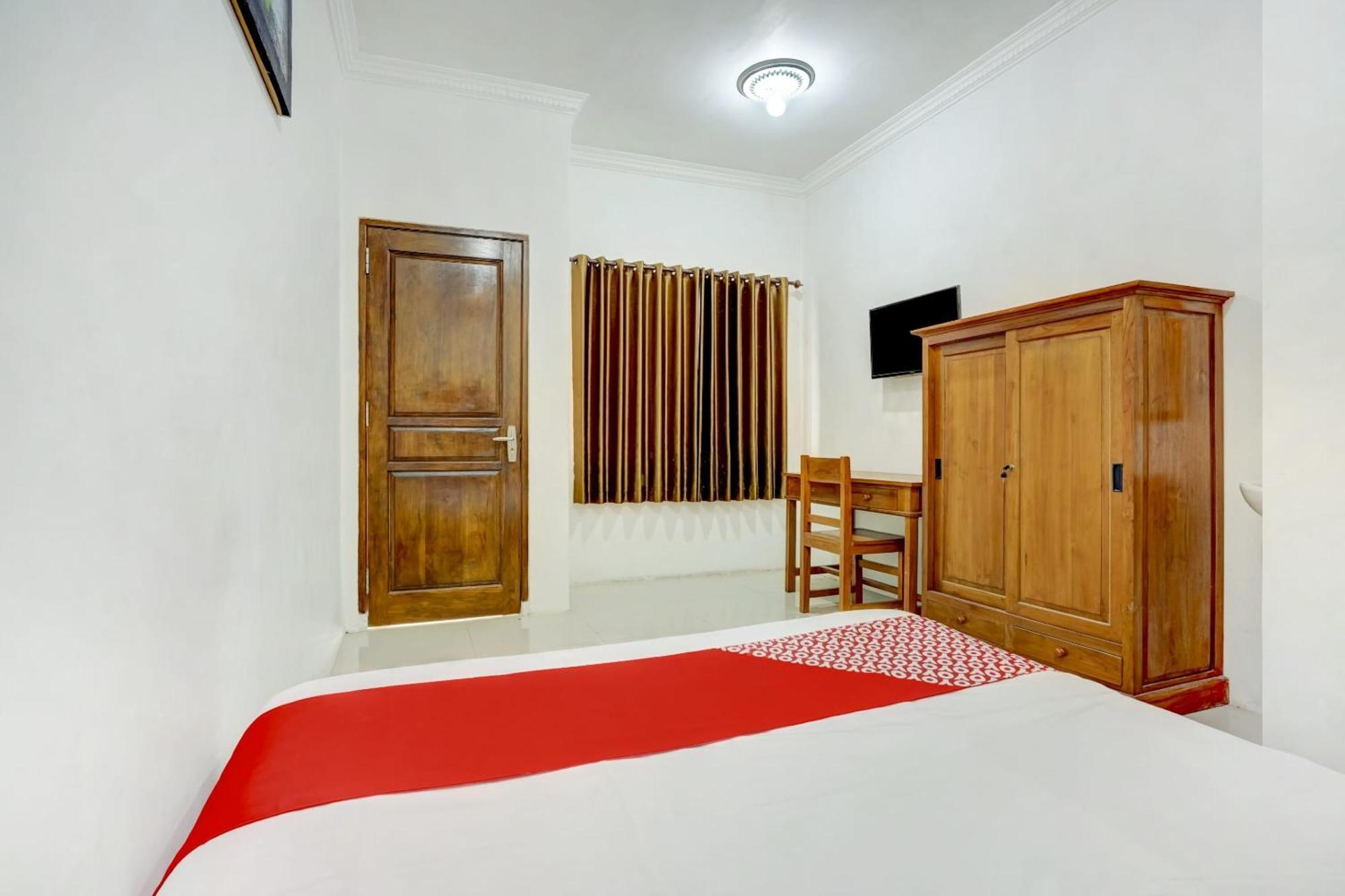 Super Oyo 3702 Homestay Bougenville Syariah Lamongan Esterno foto