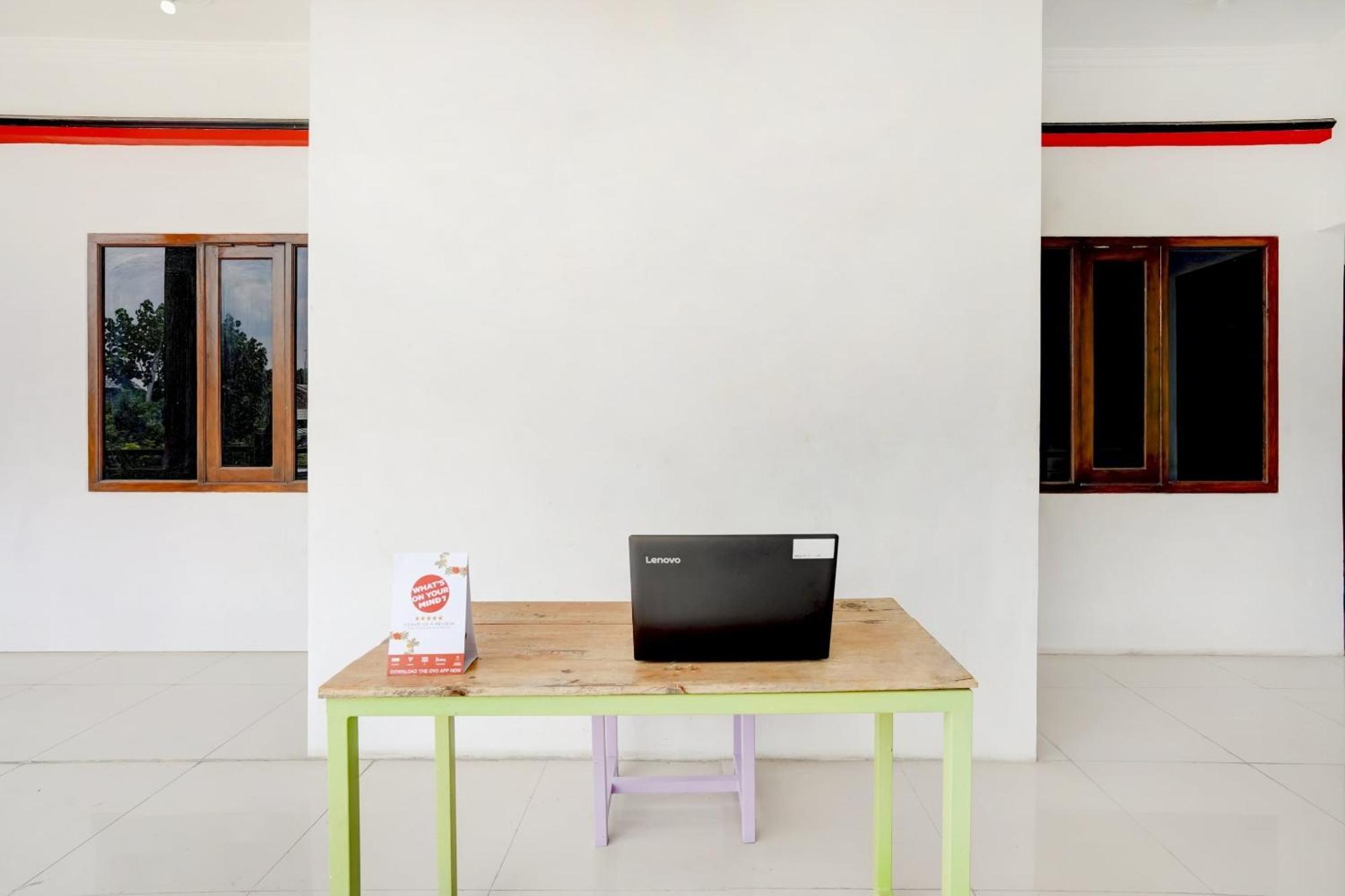 Super Oyo 3702 Homestay Bougenville Syariah Lamongan Esterno foto