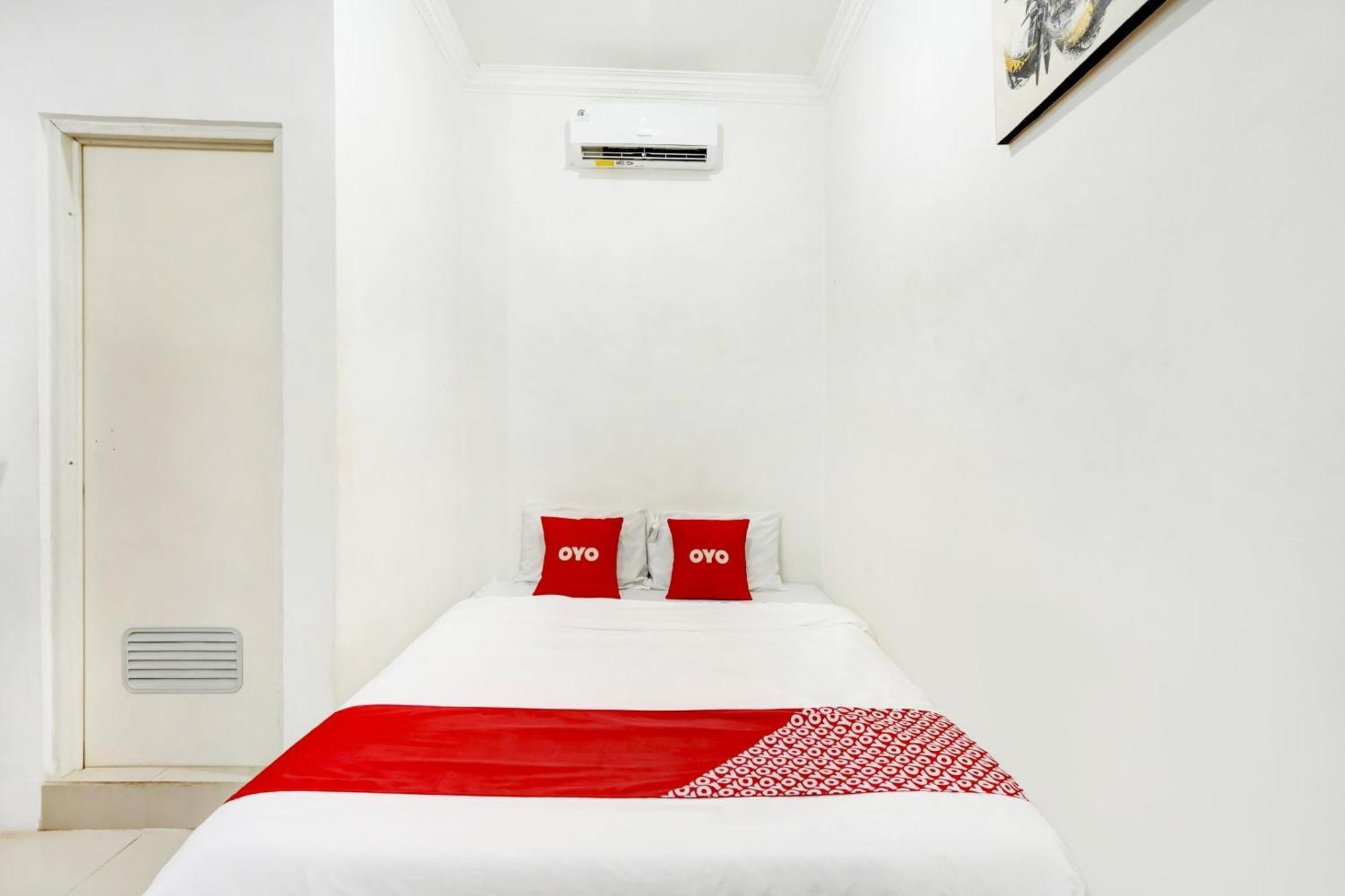 Super Oyo 3702 Homestay Bougenville Syariah Lamongan Esterno foto