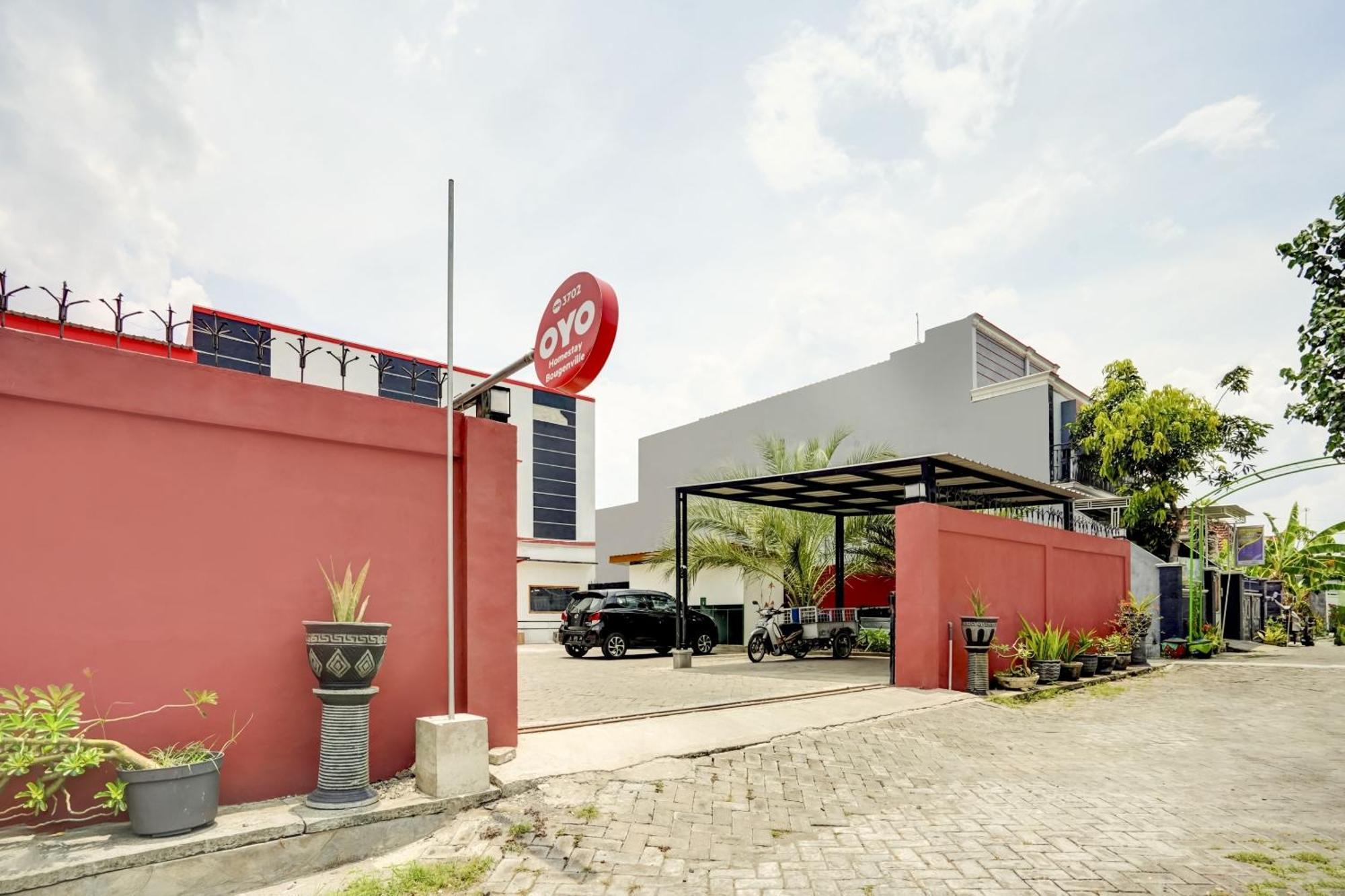 Super Oyo 3702 Homestay Bougenville Syariah Lamongan Esterno foto